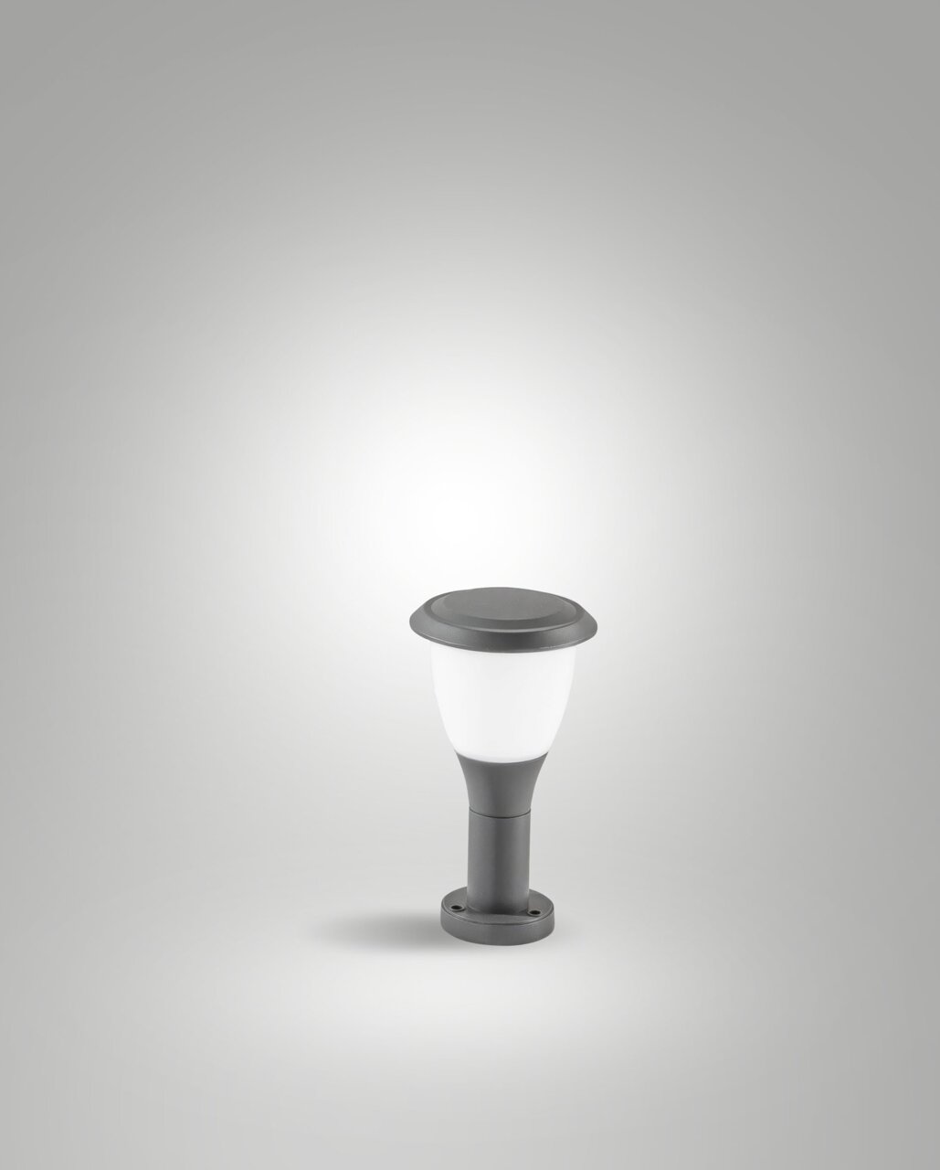 Pollerleuchte Fabas Luce THIAGO, seitliche Perspektive, modernes Design, graues Gehäuse mit weißem Leuchtkörper.