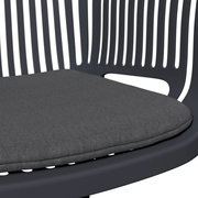 Nahaufnahme eines grauen Stapelsessels mit gepolstertem Sitzkissen, seitliche Perspektive.