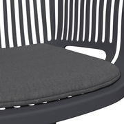 Nahaufnahme eines grauen Stapelsessels mit gepolstertem Sitzkissen, seitliche Perspektive.