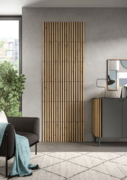 Akustikpaneel aus Holz mit vertikalen Streifen, an einer grauen Wand montiert, in einem modernen Wohnzimmer mit Sofa und Sideboard, seitliche Perspektive