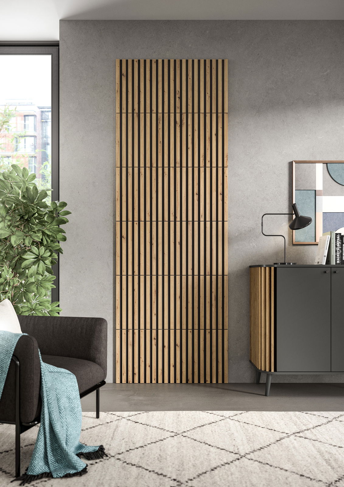 Akustikpaneel aus Holz mit vertikalen Streifen, an einer grauen Wand montiert, in einem modernen Wohnzimmer mit Sofa und Sideboard, seitliche Perspektive