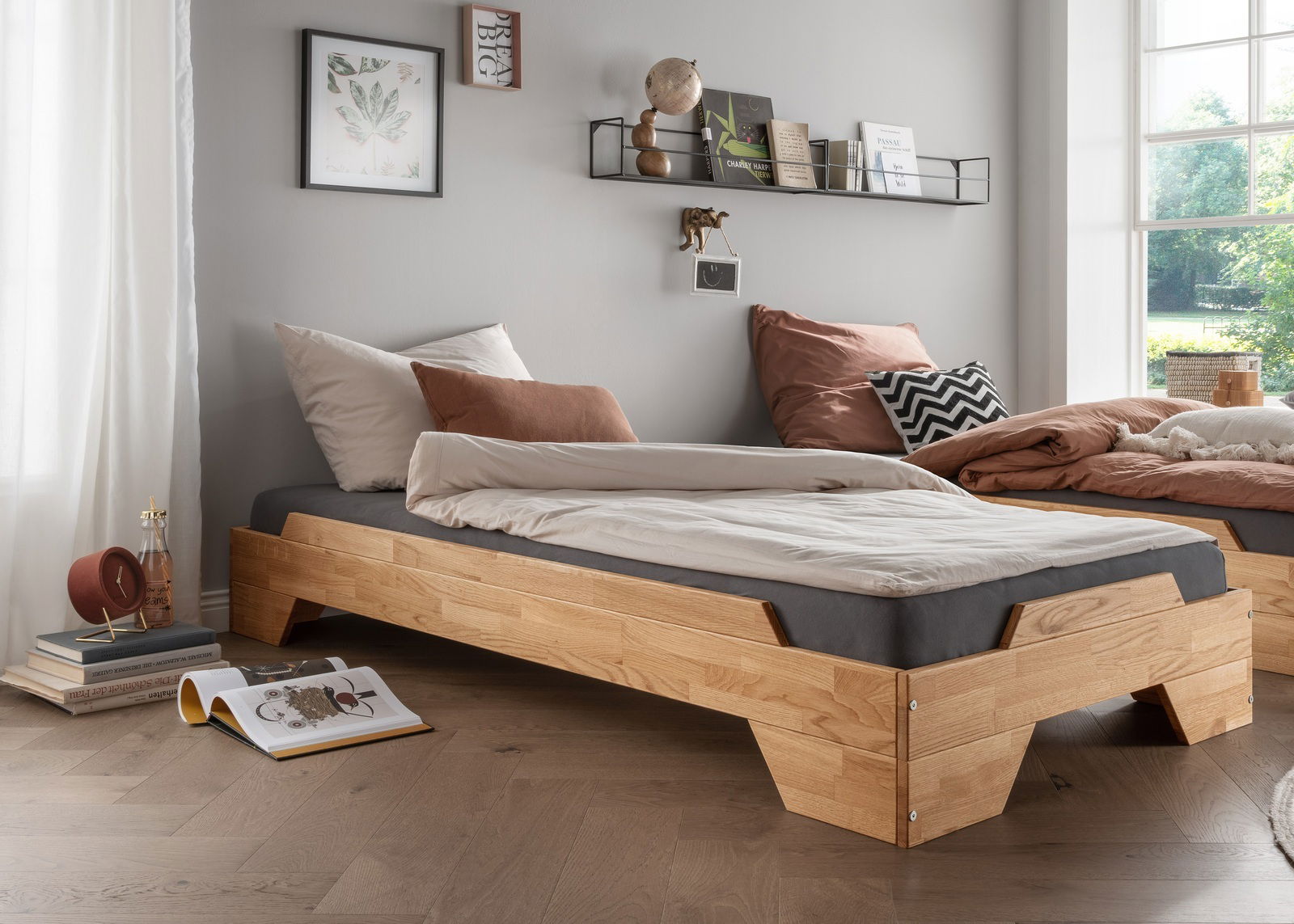 Holzstapelbett in einem modernen Schlafzimmer, seitliche Perspektive