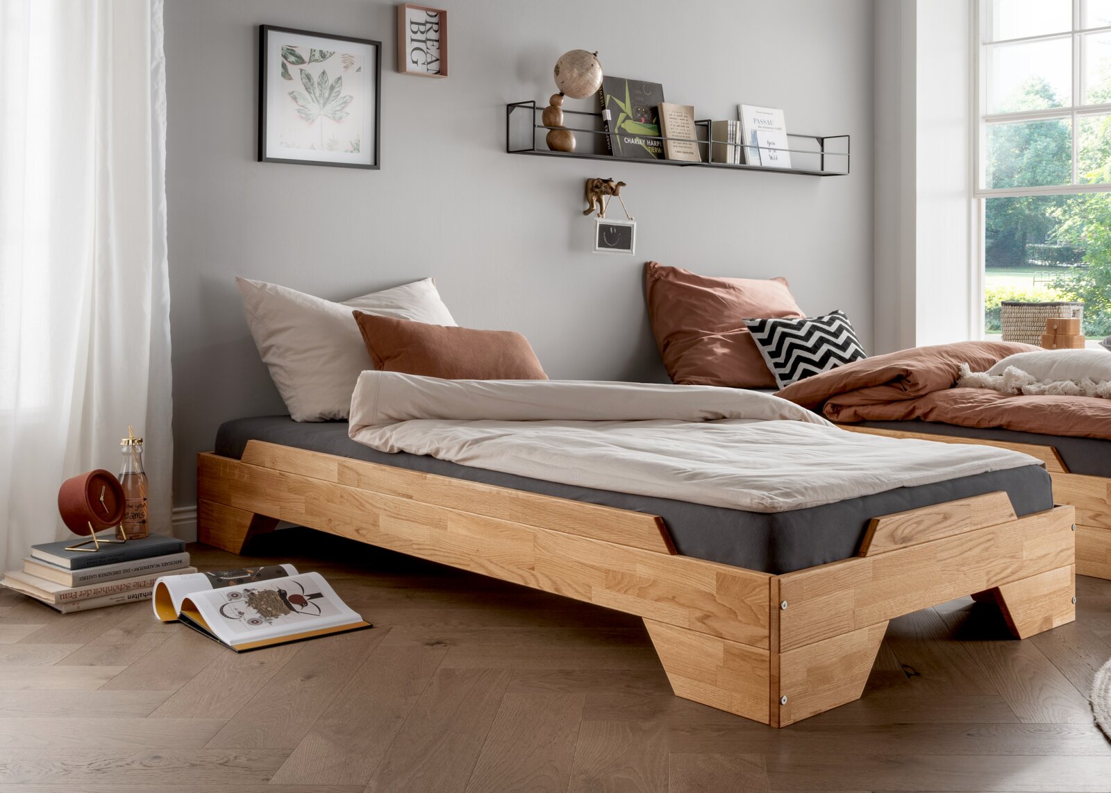 Holzstapelbett in einem modernen Schlafzimmer, seitliche Perspektive