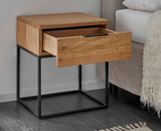 Nachtkommode aus Holz mit schwarzem Metallgestell, Schublade geöffnet, seitliche Perspektive