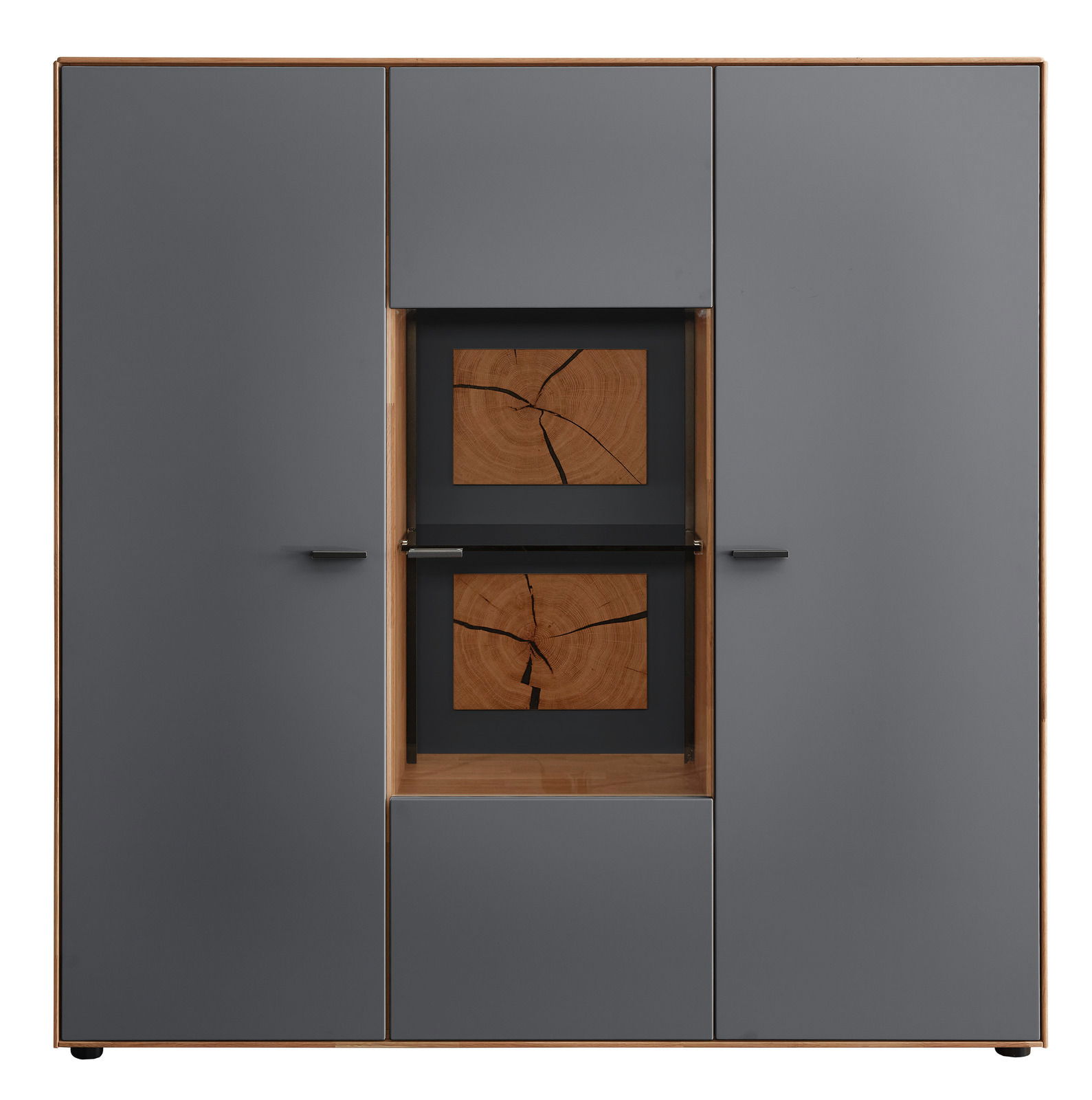 Frontale Ansicht eines modernen Highboards mit grauen Türen und dekorativen Holzelementen in der Mitte.