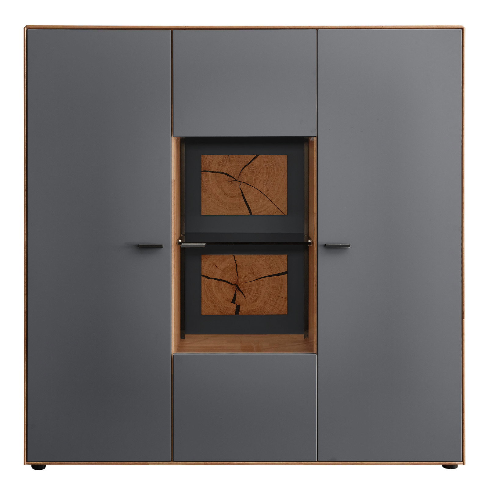 Frontale Ansicht eines modernen Highboards mit grauen Türen und dekorativen Holzelementen in der Mitte.