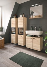 Moderner Badschrank aus hellem Holz mit integriertem Waschbecken und Spiegel, seitliche Perspektive.