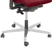 Rückansicht eines Drehstuhls mit rotem Sitzpolster und verstellbarer Mechanik auf einem fünfarmigen Rollfuß.