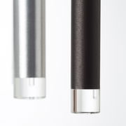 Nahaufnahme von zwei zylindrischen LED-Leuchten in Schwarz und Silber mit klaren Endkappen, seitliche Perspektive.