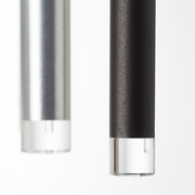 Nahaufnahme von zwei zylindrischen LED-Leuchten in Schwarz und Silber mit klaren Endkappen, seitliche Perspektive.