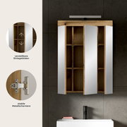 Badezimmer-Spiegelschrank aus Holz mit weißen Spiegeltüren, geöffnet mit sichtbaren verstellbaren Einlegeböden und Metallscharnieren, Frontansicht leicht von oben.