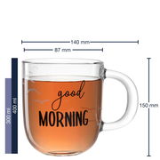 Transparente Tasse mit der Aufschrift 'good MORNING', gefüllt mit Tee, seitliche Ansicht.