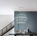 Moderne LED-Hängeleuchte Finca in einem Esszimmer, seitliche Perspektive