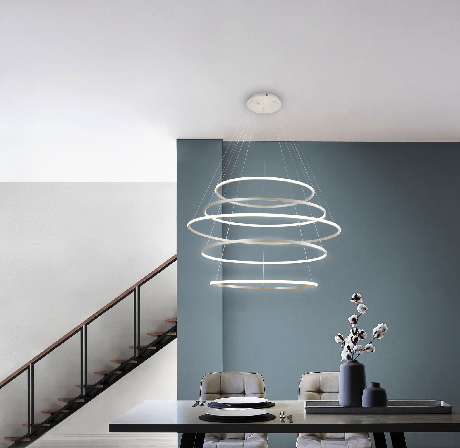 Moderne LED-Hängeleuchte Finca in einem Esszimmer, seitliche Perspektive