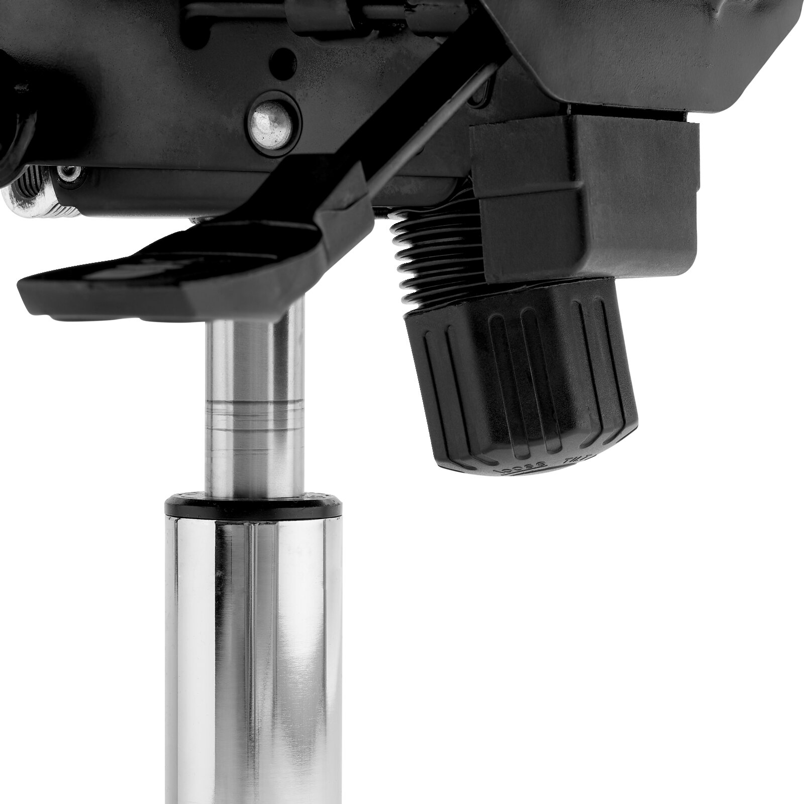 Close-up van de onderkant van een gamingstoel, met de nadruk op de gasveer en het mechanisme, gezien vanaf de zijkant