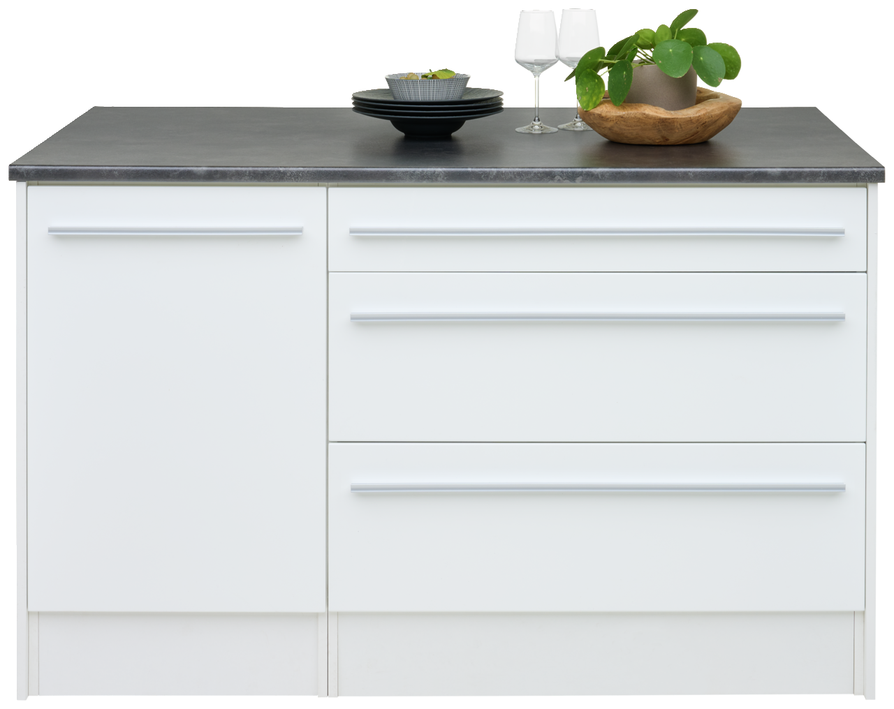 Weiße Kücheninsel mit dunkler Arbeitsplatte, zwei Weingläsern, einem Holztablett mit Pflanze und einem Stapel schwarzer Teller, frontale Ansicht.