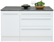 Weiße Kücheninsel mit dunkler Arbeitsplatte, zwei Weingläsern, einem Holztablett mit Pflanze und einem Stapel schwarzer Teller, frontale Ansicht.