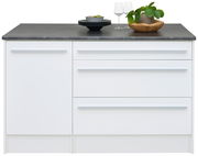 Weiße Kücheninsel mit dunkler Arbeitsplatte, zwei Weingläsern, einem Holztablett mit Pflanze und einem Stapel schwarzer Teller, frontale Ansicht.