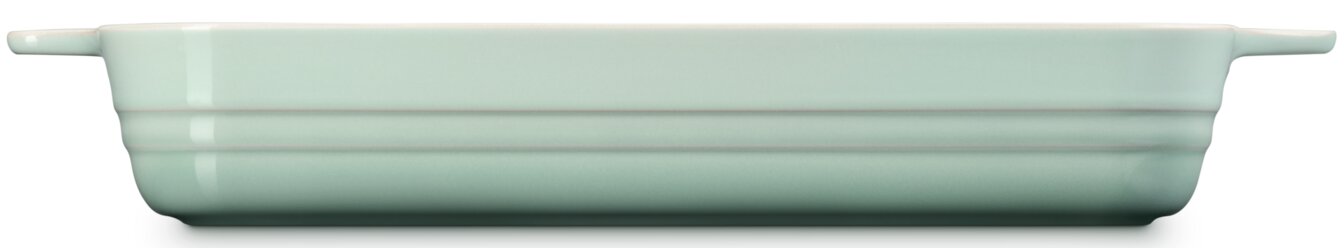 Mintgrüne, ovale Auflaufform aus Keramik mit seitlichen Griffen, Seitenansicht auf weißem Hintergrund.