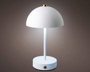 Moderne LED Tischleuchte in Weiß mit halbkugelförmigem Schirm und goldenen Akzenten, seitliche Perspektive