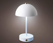 Moderne LED Tischleuchte in Weiß mit halbkugelförmigem Schirm und goldenen Akzenten, seitliche Perspektive