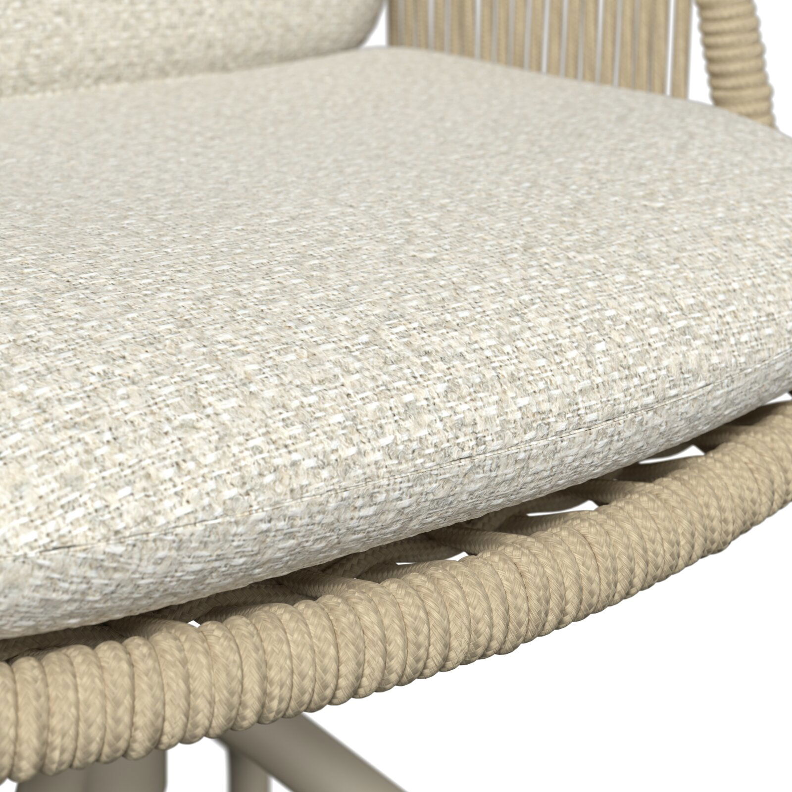 Detailaufnahme aus schräger Seitenperspektive: hellbeiges, strukturiertes Sitzkissen auf einem Stuhl mit geflochtenem Seilrahmen.