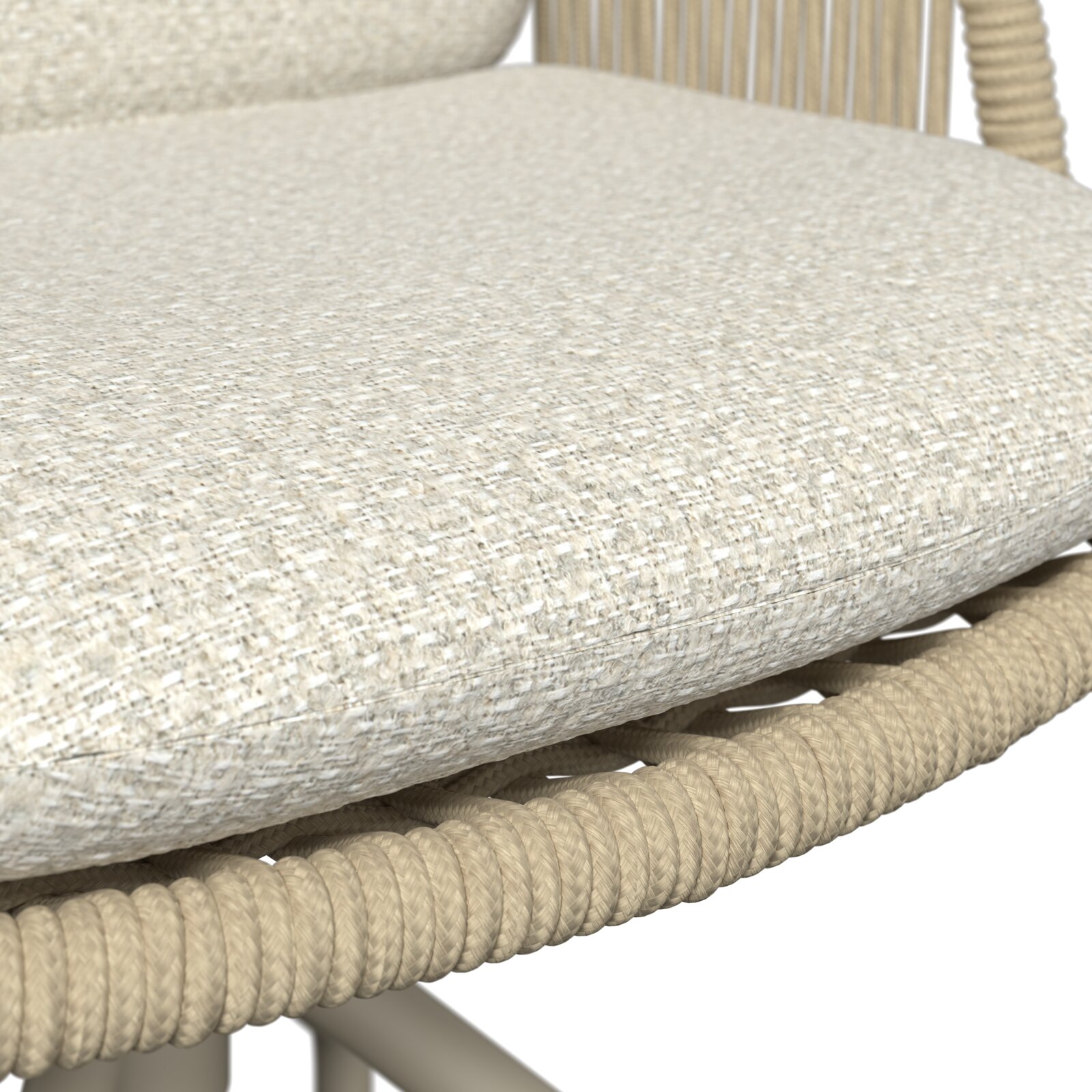 Detailaufnahme aus schräger Seitenperspektive: hellbeiges, strukturiertes Sitzkissen auf einem Stuhl mit geflochtenem Seilrahmen.