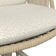 Detailaufnahme aus schräger Seitenperspektive: hellbeiges, strukturiertes Sitzkissen auf einem Stuhl mit geflochtenem Seilrahmen.