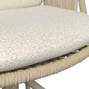 Detailaufnahme aus schräger Seitenperspektive: hellbeiges, strukturiertes Sitzkissen auf einem Stuhl mit geflochtenem Seilrahmen.