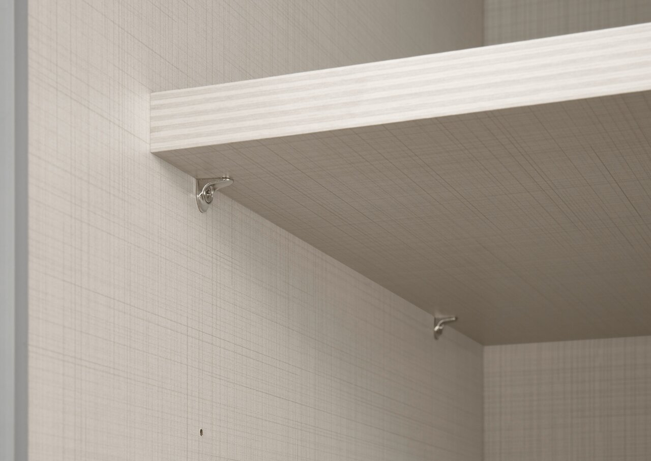 Nahaufnahme eines Schwebetürenschranks mit einem Regalbrett und Metallhalterungen, seitliche Perspektive.