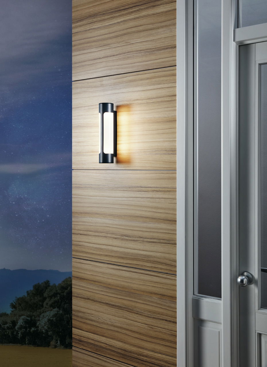 Moderne Außen-Wandleuchte Tonego an einer Holzfassade, seitliche Perspektive