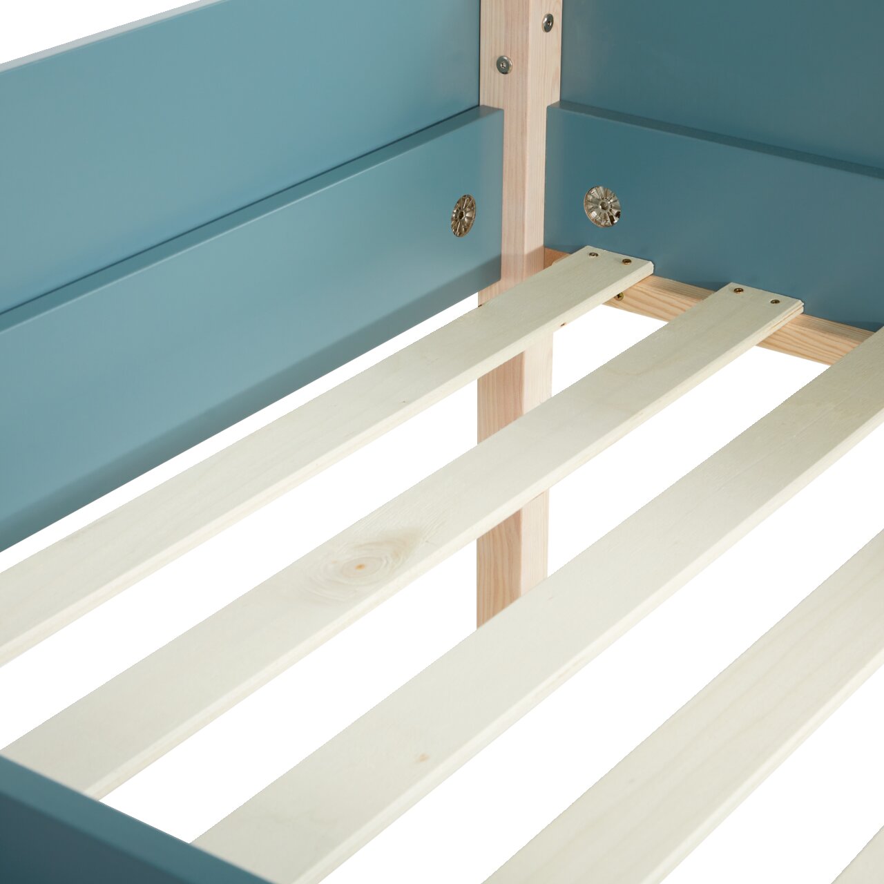 Nahaufnahme eines Hausbetts mit blauen Seitenteilen und naturbelassenen Holzlatten, Perspektive von oben.