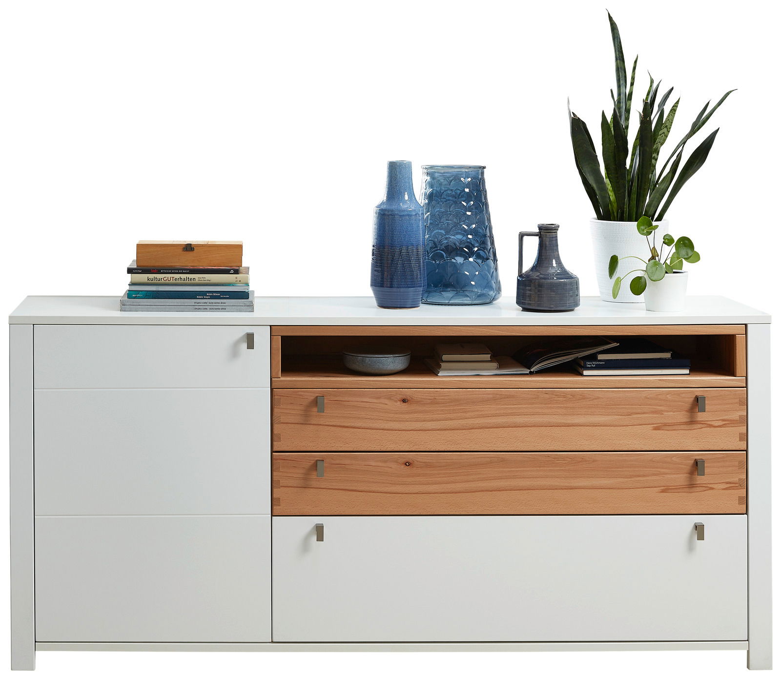 Modernes Sideboard mit weißem und holzfarbenem Design, dekoriert mit Büchern, Vasen und einer Pflanze, frontal betrachtet.