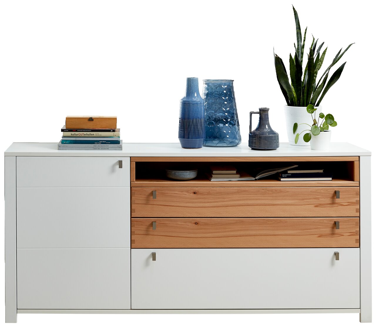 Z2 Sideboard SERPIO Modernes Sideboard mit weißem und holzfarbenem Design, dekoriert mit Büchern, Vasen und einer Pflanze, frontal betrachtet.
