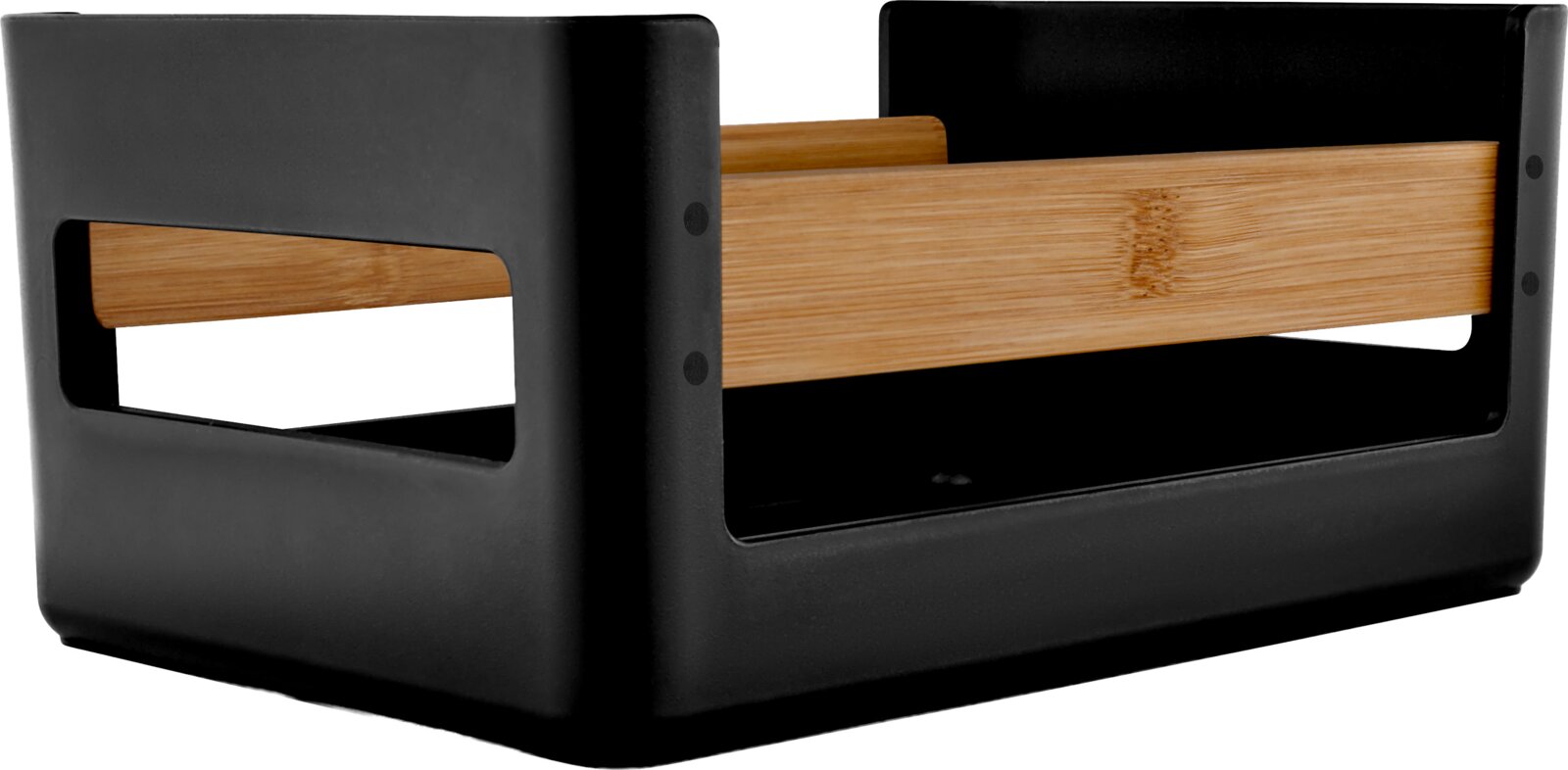 Eva Solo Lebensmittelkiste S NORDIC KITCHEN Schwarzer rechteckiger Aufbewahrungskorb/Organizer aus Kunststoff mit Bambusgriff, in schräger Seitenansicht von vorne auf weißem Hintergrund