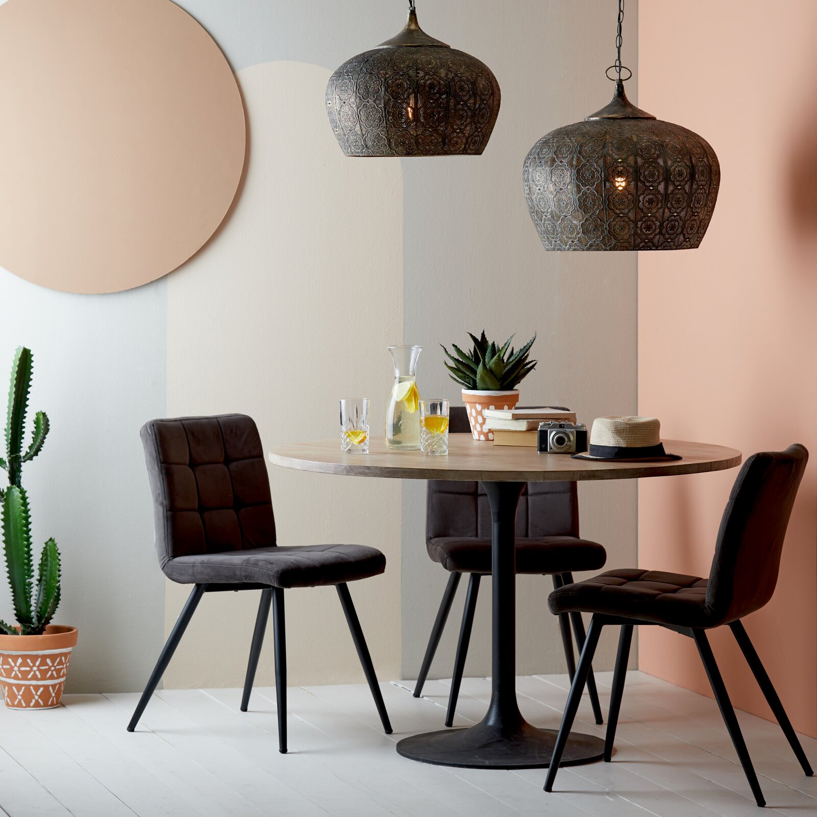 Light&Living Hängeleuchte EMINE Hängeleuchte in einem modernen Esszimmer mit runden Tisch und drei Stühlen, seitliche Perspektive