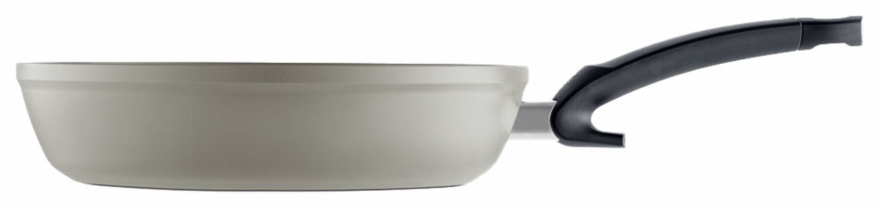 Seitenansicht einer grauen Pfanne Ceratal Comfort 28cm mit schwarzem Griff