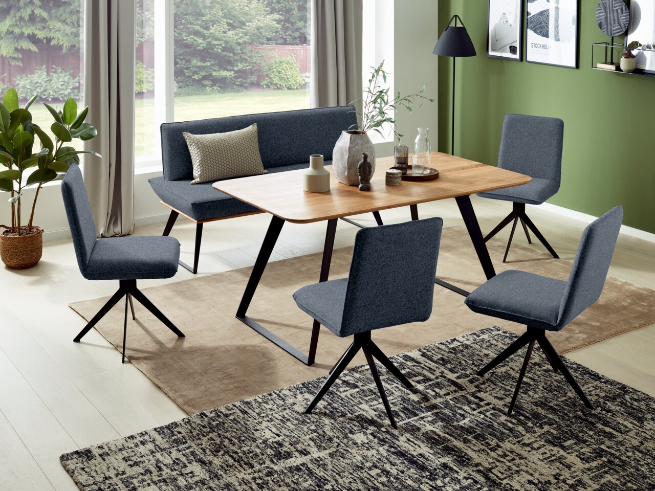 Moderne Esszimmerbank in einem stilvollen Raum mit Holztisch und grauen Stühlen, seitliche Perspektive