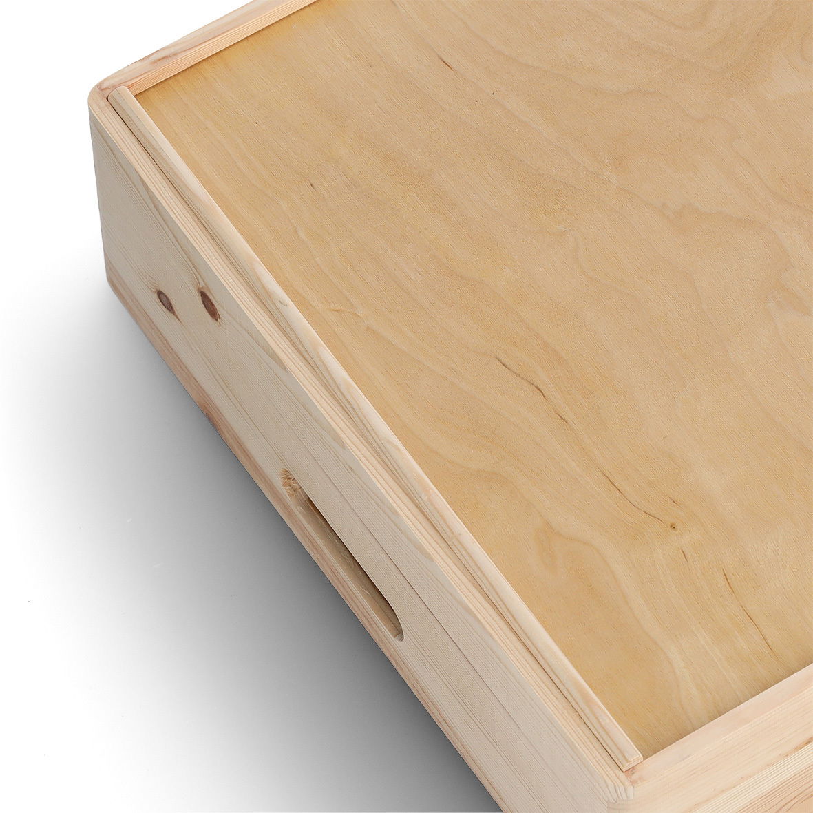 Nahaufnahme einer hölzernen Allzweckkiste mit glatter Oberfläche und seitlichem Griff.