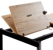 Nahaufnahme eines Esstisches mit ausziehbarer Holzplatte und schwarzem Metallrahmen, seitliche Perspektive