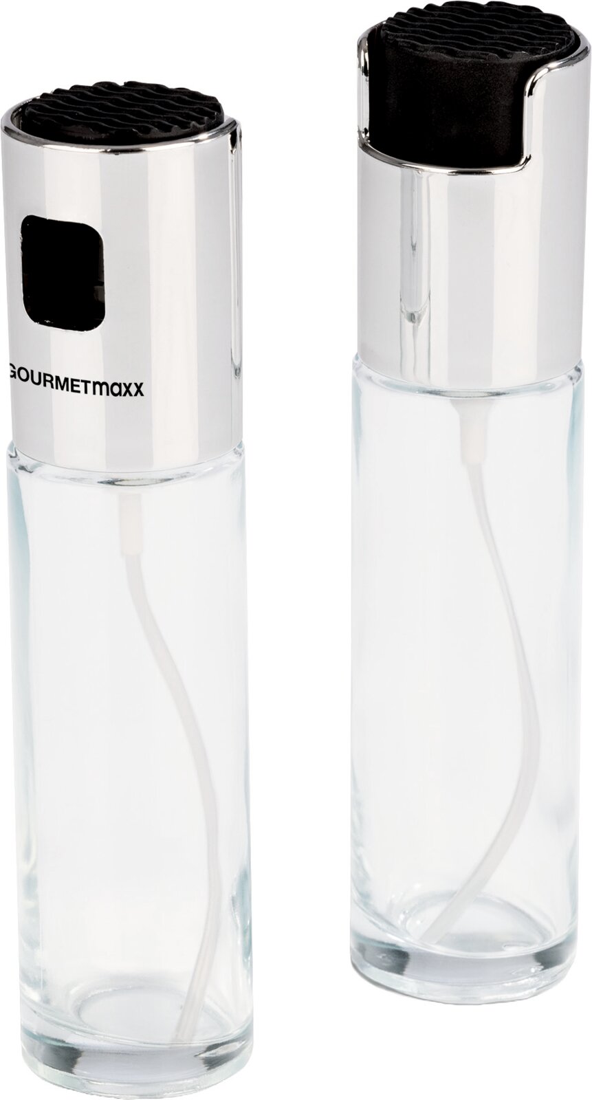 GOURMETMAXX Sprühflaschen - Set Essig & Öl Zwei transparente Gourmetmaxx Sprühflaschen mit silberfarbenen Aufsätzen und schwarzen Druckflächen, in frontaler Dreiviertelansicht auf weißem Hintergrund