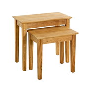 Zwei ineinander schiebbare Beistelltische aus hellem Massivholz (Nesting Tables) mit rechteckigen Platten und geraden Beinen, freigestellt auf weißem Hintergrund, Perspektive: schräg von vorn leicht erhöht