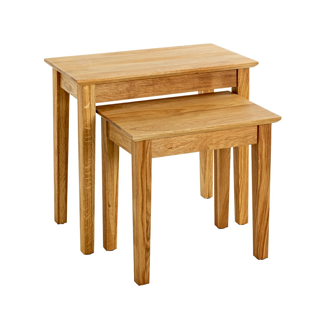 Zwei ineinander schiebbare Beistelltische aus hellem Massivholz (Nesting Tables) mit rechteckigen Platten und geraden Beinen, freigestellt auf weißem Hintergrund, Perspektive: schräg von vorn leicht erhöht