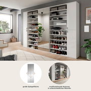 Garderobenkombination mit großer Spiegelfläche und mehreren Regalen zur Aufbewahrung von Schuhen und Accessoires, perspektivisch von vorne links fotografiert.