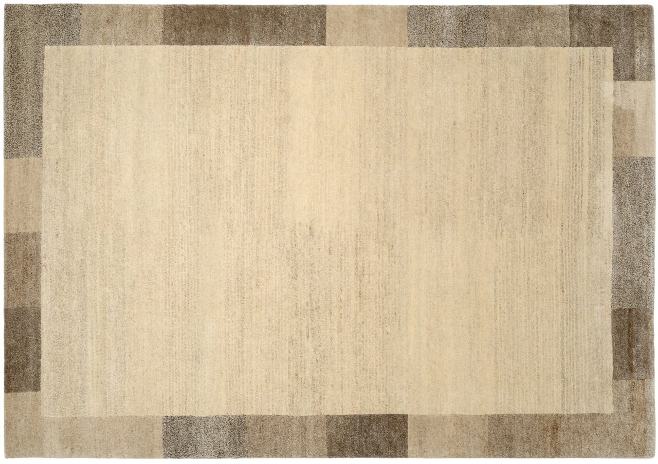 Wollteppich in rechteckiger Form mit einem schlichten, modernen Design in neutralen Beige- und Brauntönen, aus der Vogelperspektive fotografiert.