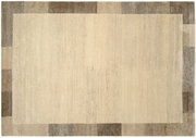 Wollteppich in rechteckiger Form mit einem schlichten, modernen Design in neutralen Beige- und Brauntönen, aus der Vogelperspektive fotografiert.