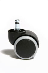 Nahaufnahme einer schwarzen Hartbodenrolle mit grauem Rad und Metallstift, seitliche Perspektive