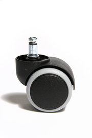 Nahaufnahme einer schwarzen Hartbodenrolle mit grauem Rad und Metallstift, seitliche Perspektive