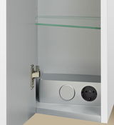 Innenansicht eines Badblocks mit geöffneter Tür, Glasablage und integrierter Steckdose, Perspektive von vorne.