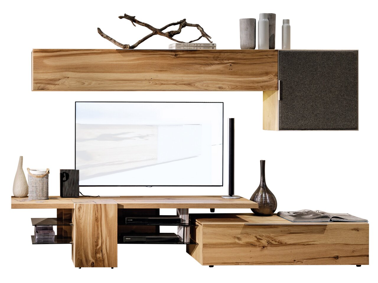 Moderne Wohnwand aus Holz ohne Beleuchtung, bestehend aus einem Hängeschrank und einem TV-Board mit Dekorationen, aus frontaler Perspektive.